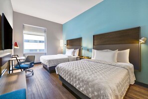 Desk, laptop workspace, iron/ironing board, free WiFi - Tru By Hilton Minneapolis Downtown (Minneapolis)