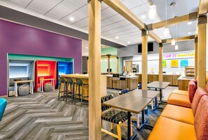 Free daily buffet breakfast  - Tru By Hilton Minneapolis Downtown (Minneapolis)