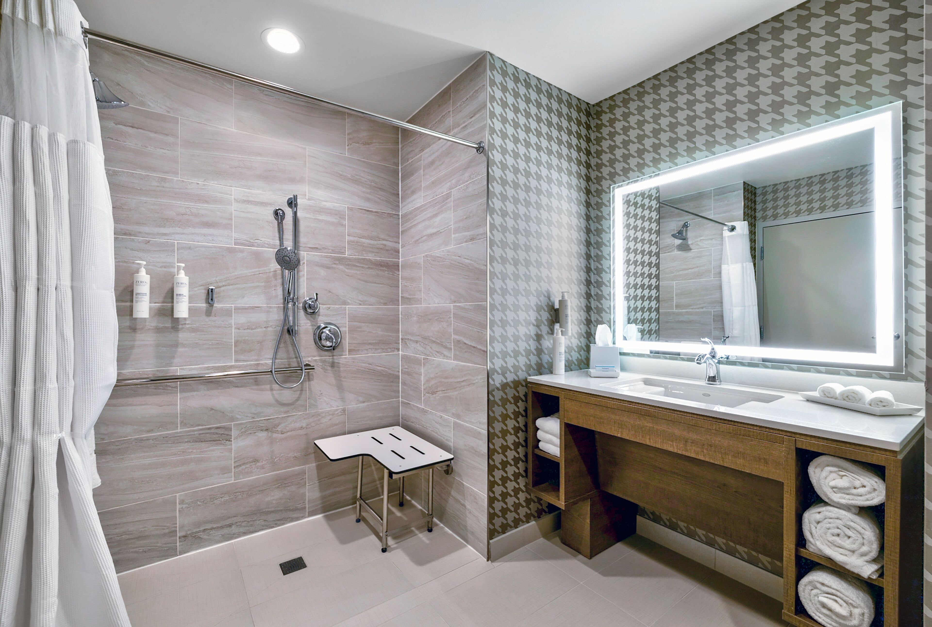 Room, 1 King Bed (Mobility & Hearing, Roll-In Shower) | Bathroom