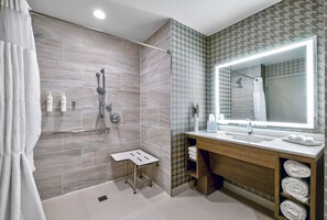 Habitación, 1 cama King size (Mobility & Hearing, Roll-In Shower) | Baño | Regadera con hidromasaje, secadora de cabello, toallas, jabón