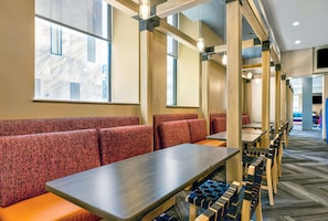 Free daily buffet breakfast  - Tru By Hilton Minneapolis Downtown (Minneapolis)