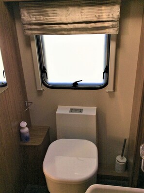 Shower, towels, toilet paper - LUXURY COACHMAN CARAVAN TO SLEEP 1-4 (Saint-Mayeux)