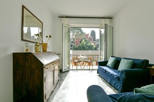 Apartment | Living room | Flat-screen TV