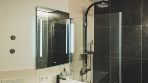 Dusj, miljøvennlige toalettsaker, hårføner og håndklær