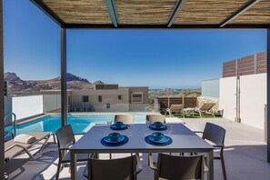 Outdoor dining - Porti Iraklis 3 - A Stylish Eco Villa near beaches (Rethymno)