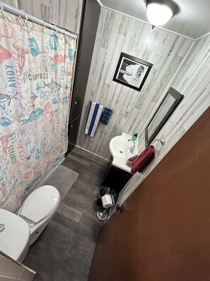 Kombination af bruser/badekar, håndklæder, Toiletpapir
