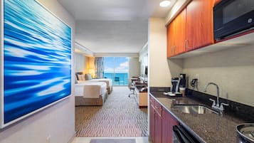1 habitación, tabla de planchar con plancha y cuna de viaje