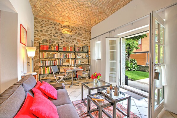 Family Townhome, Multiple Bedrooms, Beachside (Casa Tamè - Pieds dans l'eau) | Living area