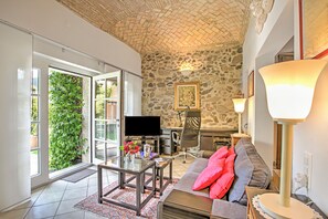 Family Townhome, 2 Bedrooms, Microwave, Beachside (Casa Tamè - Pieds dans l'eau) | Living area