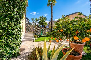 Family Townhome, 2 Bedrooms, Microwave, Beachside (Casa Tam è - Pieds dans l'eau) | Property grounds