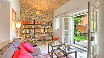 Family Townhome, 2 Bedrooms, Microwave, Beachside (Casa Tamè - Pieds dans l'eau) | Living area | TV