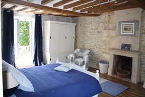 5 bedrooms, iron/ironing board, free WiFi, bed sheets