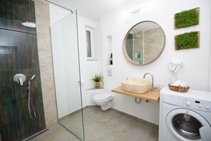 Apartemen Mewah | Kamar mandi | Pancuran hujan, perlengkapan mandi gratis, pengering rambut, dan handuk