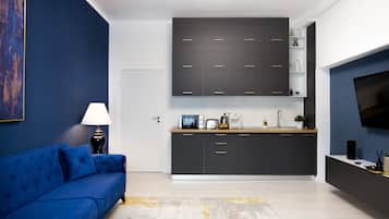 Apartamento de lujo | Zona de estar | Smart TV de 139 cm con canales digitales, una televisión