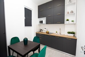 Appartement Deluxe | Cuisine privée | Micro-ondes, plaque de cuisson, machine à expresso, cafetière/bouilloire