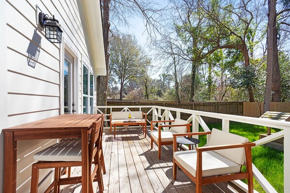 Outdoor dining - 10 Minute Drive To Beaches | The Wishing Well (Mount Pleasant)