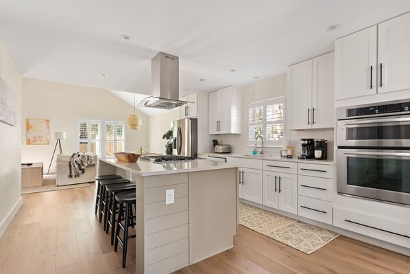 Jääkaappi, mikroaaltouuni, uuni, liesi