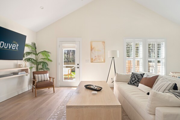 TV, offices - 10 Minute Drive To Beaches | The Wishing Well (Mount Pleasant)