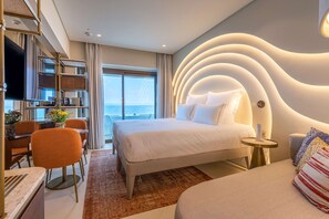 Bộ đồ giường cao cấp, minibar, két bảo mật tại phòng, bàn