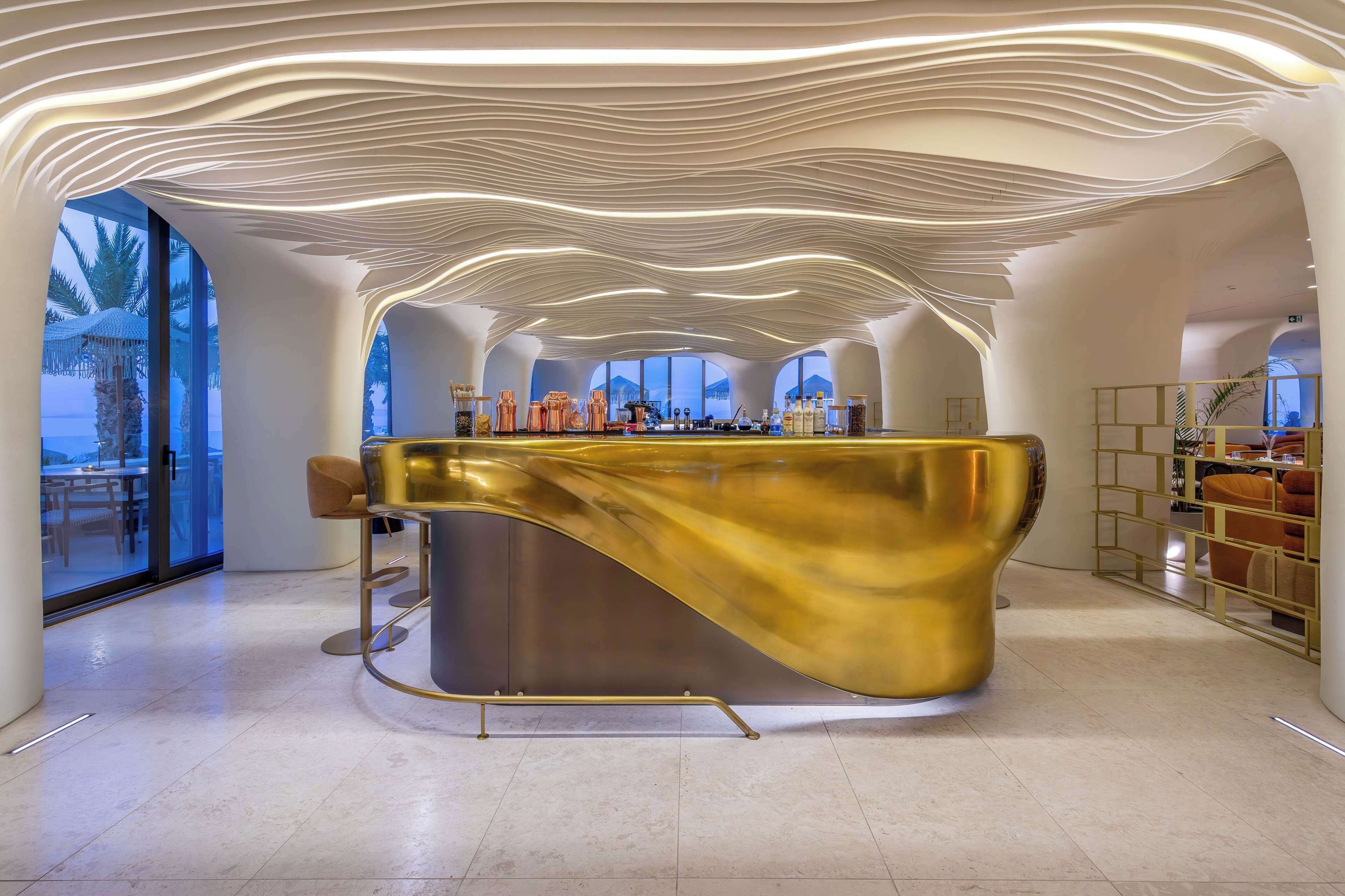 Een modern interieur met een unieke bar met gebogen vorm, grote ramen en een minimalistisch ontwerp.