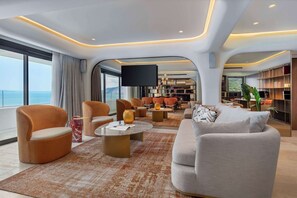 Phòng Suite Presidential, 1 giường cỡ king (Isla) | Khu phòng khách | TV màn hình phẳng, sách