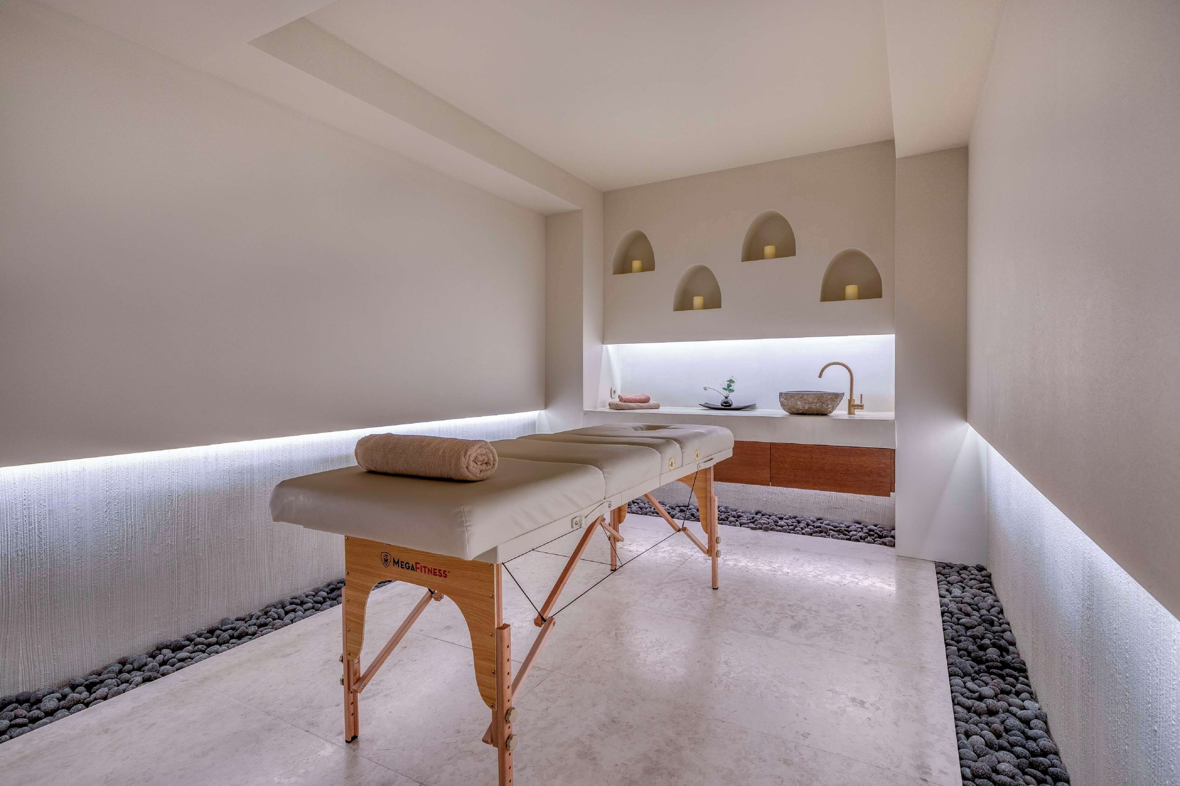 Couples treatment room(s), sauna, steam room, hot stone massages