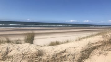 På stranden