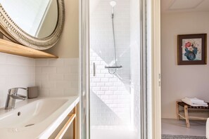 淋浴设施、吹风机