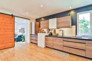 Réfrigérateur, micro-ondes, four, lave-vaisselle