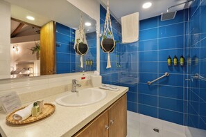 Shower, rainfall showerhead, free toiletries, hair dryer - Casa Bixa Hotel Boutique -Santa Fe de Antioquia- Mayores de 12 años (Santa Fe de Antioquia)