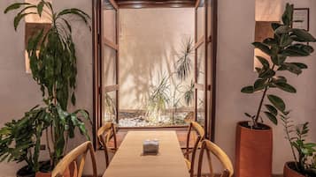 供應早餐、午餐、晚餐;多國菜