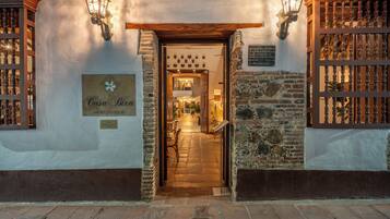 Boendets fasad - kväll/natt