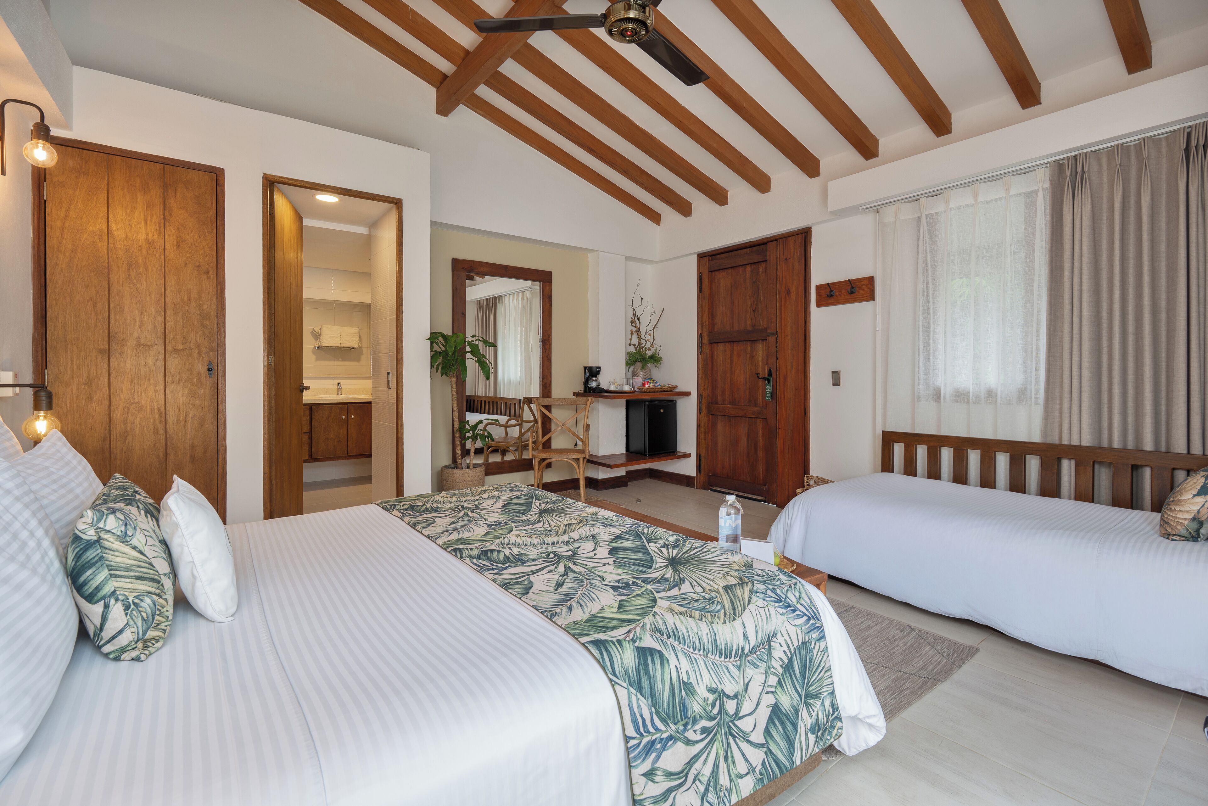 三人房 | 迷你吧（备有免费物品）、客房内保险箱、遮光窗帘、熨斗/熨板