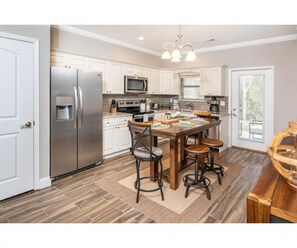 Fridge, microwave, oven, stovetop - Gorgeous Cades Cove Condo with Community Pool! (Townsend)