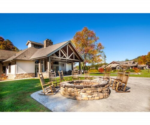 Gorgeous Cades Cove Condo with Community Pool!