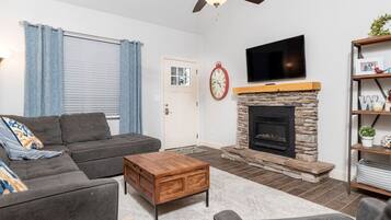 Televisión y chimenea