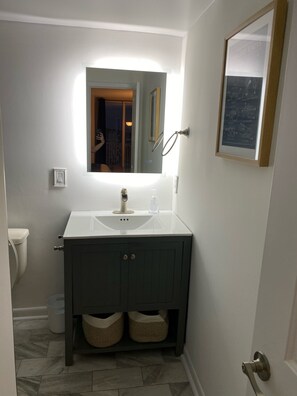 Combined shower/bathtub, hair dryer, towels