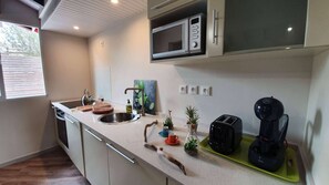 Refrigerador, microondas, horno y parrilla de estufa 