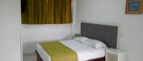 1 quarto, cofres nos quartos, ferros/tábuas de passar roupa