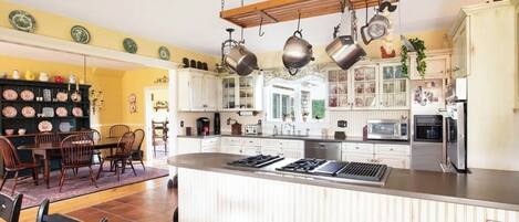 ثلاجة، ميكروويف، فرن، موقد طهي مسطح