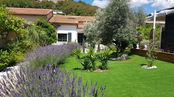 Property grounds - Beautiful apartment in charming property Gulf of St-Tropez (LE PLAN DE LA TOUR)