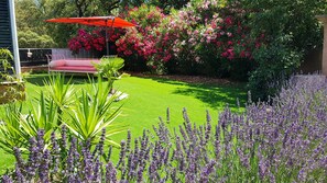 Property grounds - Beautiful apartment in charming property Gulf of St-Tropez (LE PLAN DE LA TOUR)