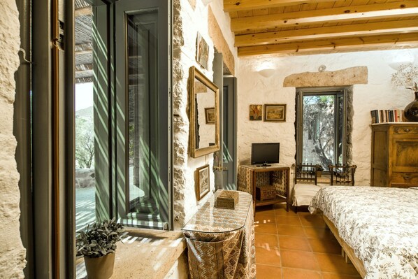 3 chambres, fer et planche à repasser, lit de bébé portatif