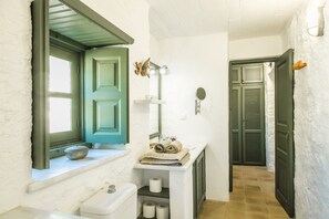 Douche, sèche-cheveux, serviettes fournies, savon