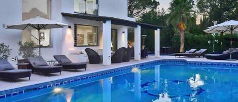 Utendørsbasseng og et oppvarmet basseng