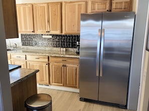 Fridge, microwave, oven, stovetop - Little Bass Cabin - Kayaks & Clear Water Swimming (Grand Rapids)