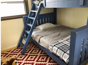 3 bedrooms, desk, travel cot, free WiFi - Little Bass Cabin - Kayaks & Clear Water Swimming (Grand Rapids)