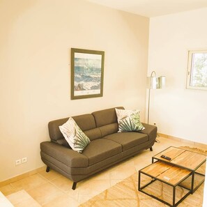 TV - Villa Ribba. 6 pers, piscine, 10 min plage en voiture (Porto-Vecchio)