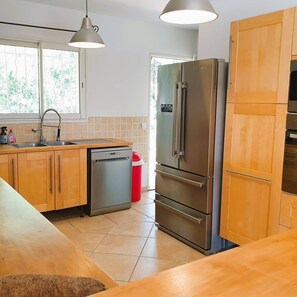 Fridge, oven, dishwasher, coffee/tea maker - Villa Ribba. 6 pers, piscine, 10 min plage en voiture (Porto-Vecchio)