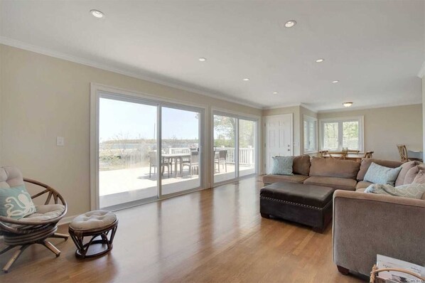 Smart-tv, eldstad, tv-spel och böcker